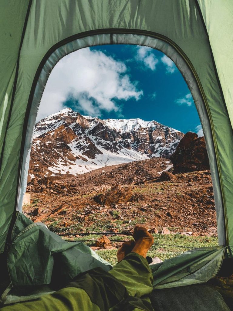 Selectie van verschillende survival tenten in verschillende maten en kleuren voor outdoor kamperen