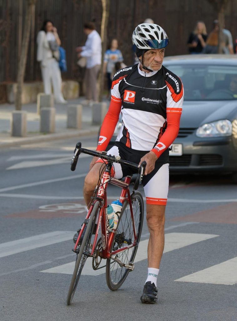 Fietser ervaart vrijheid en onzekerheid bij eerste rit op fiets met trots en zelfontdekking